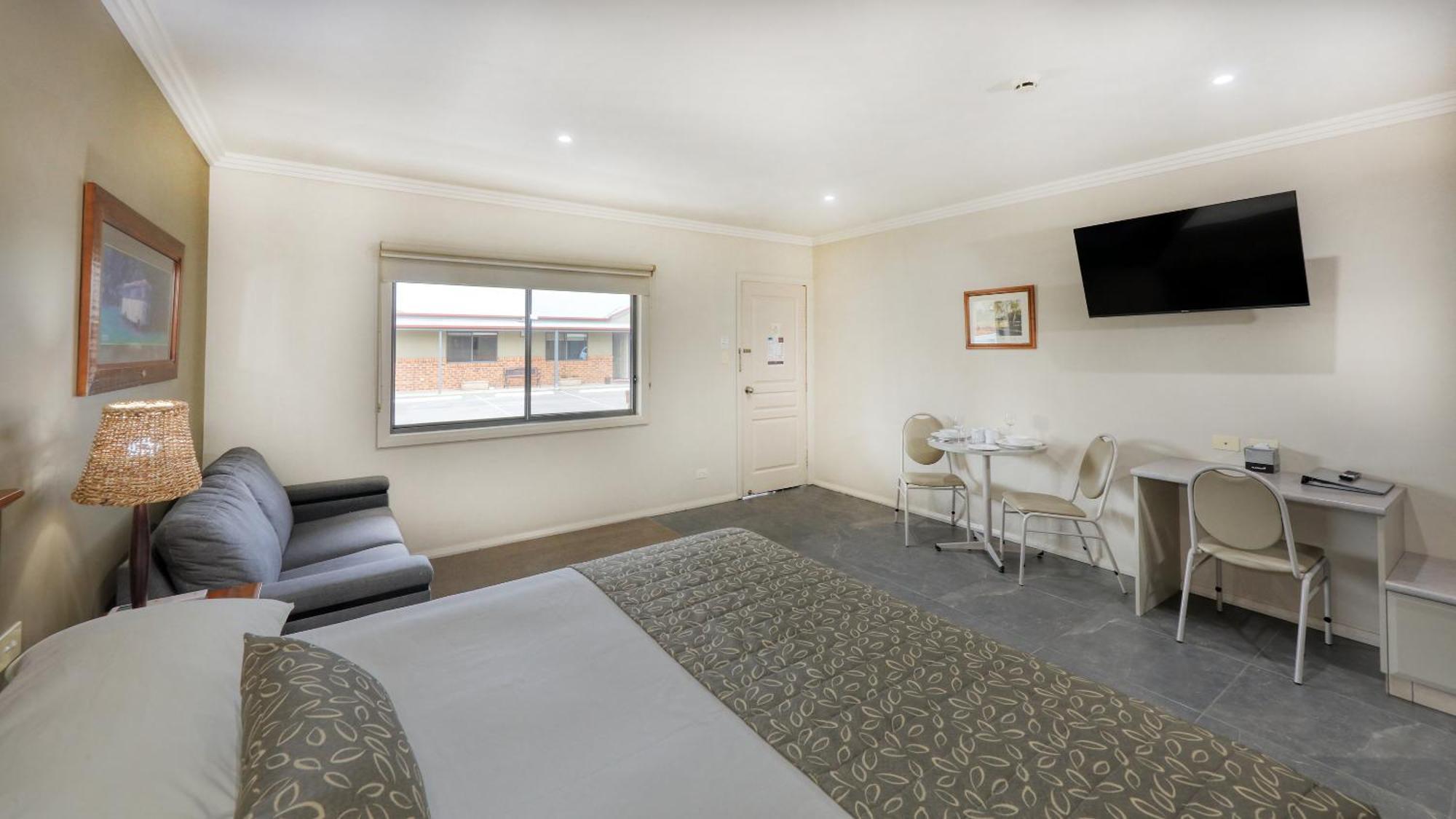 The Saltbush Motor Inn Hay Exterior photo