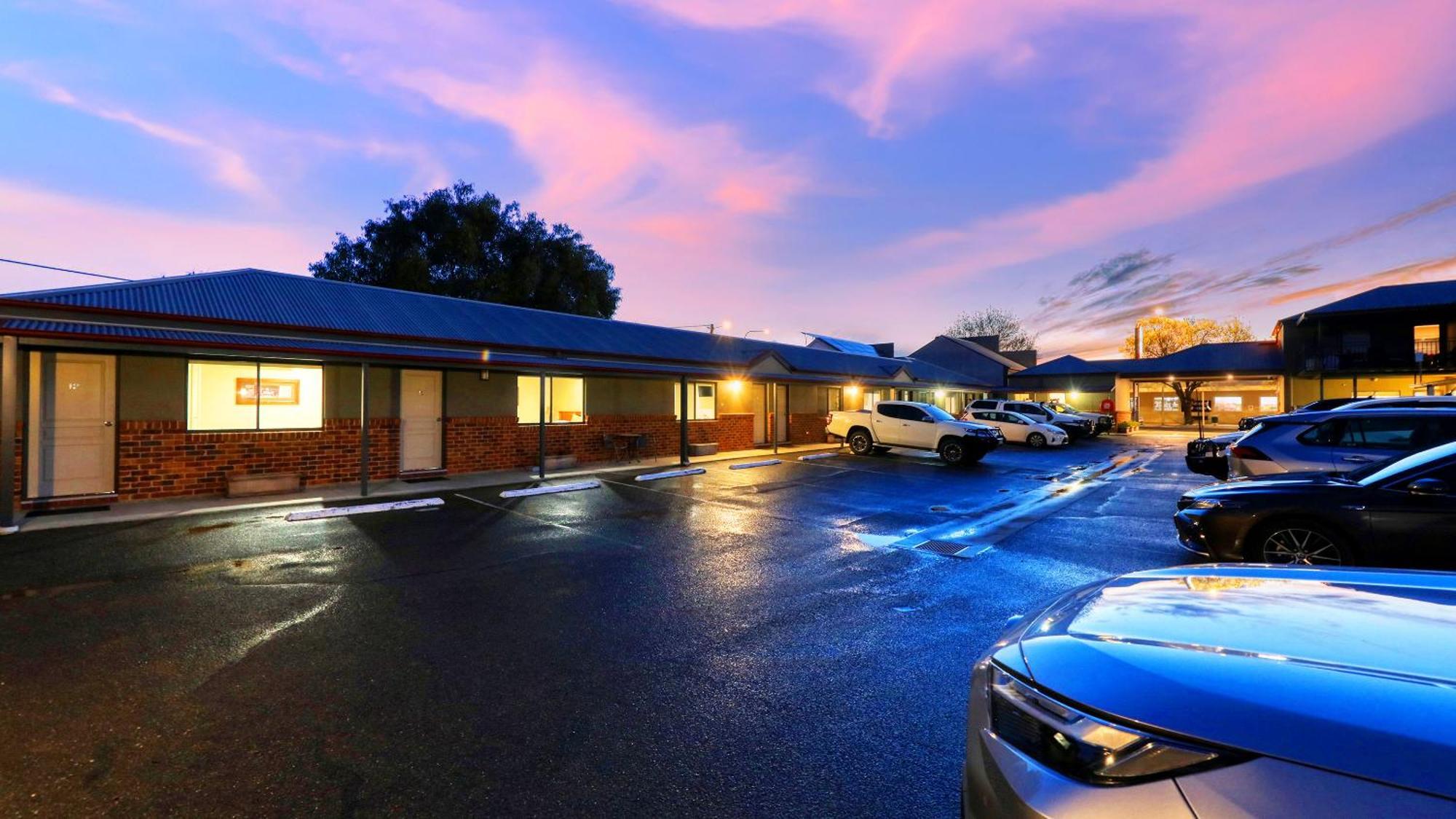 The Saltbush Motor Inn Hay Exterior photo
