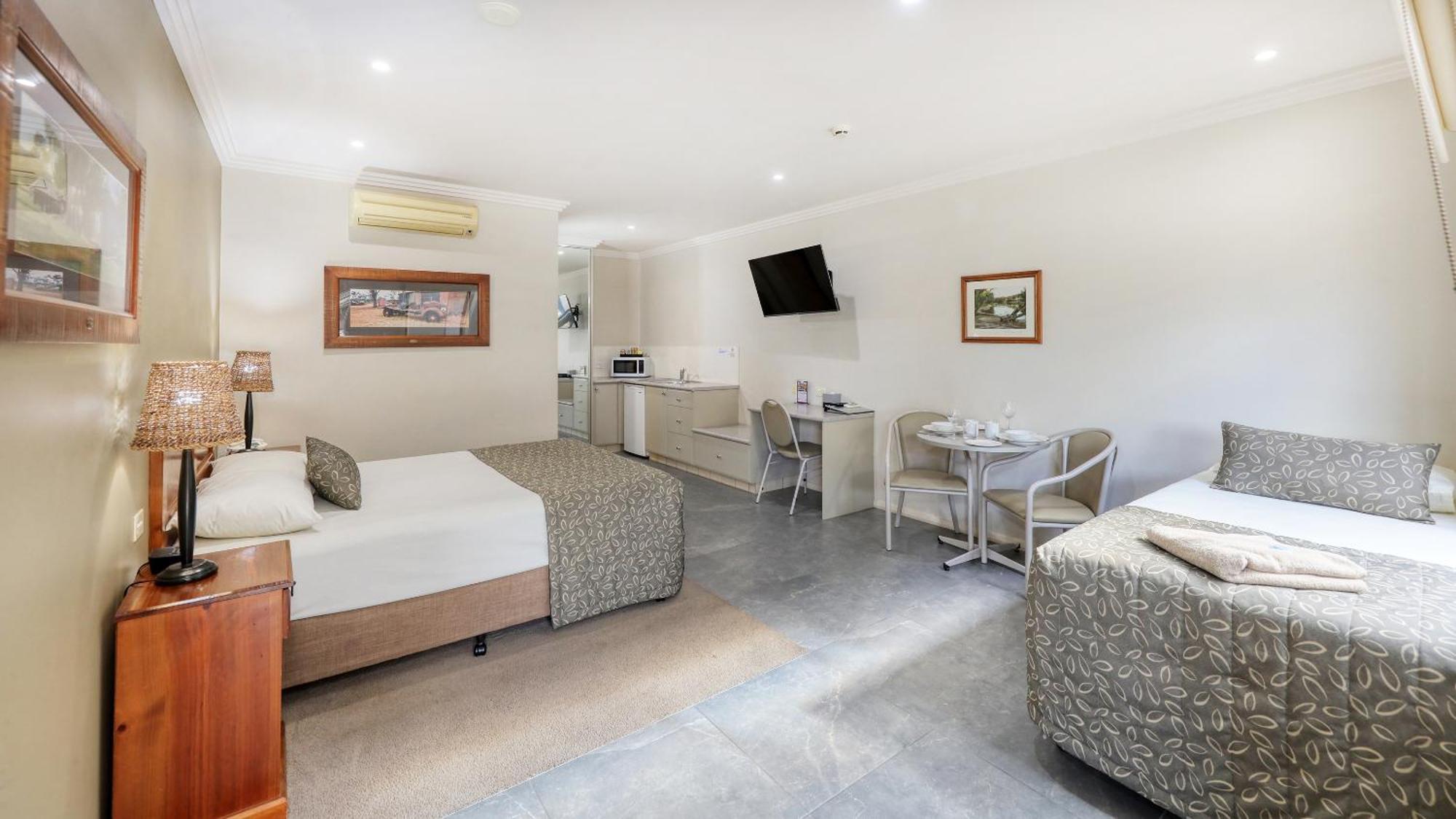 The Saltbush Motor Inn Hay Exterior photo