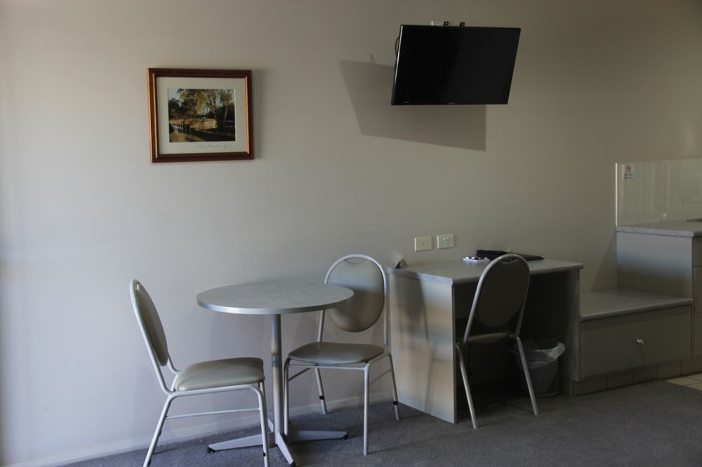 The Saltbush Motor Inn Hay Exterior photo